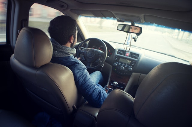 Conducteur seul en voiture